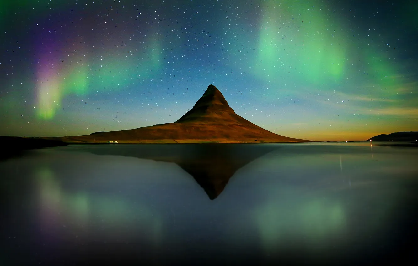Фото обои горы, озеро, отражение, зеркало, Исландия, Kirkjufell, полярные сияния