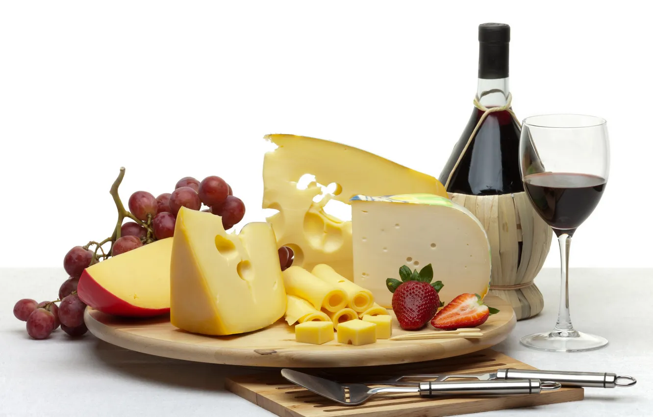 Фото обои вино, бокал, бутылка, сыр, клубника, виноград, нож, поднос