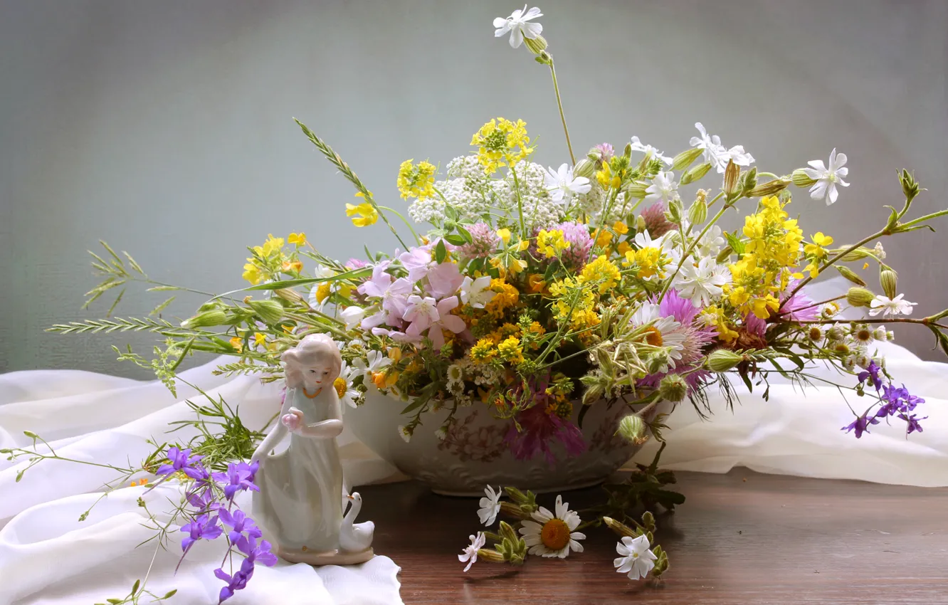 Фото обои лето, букет, девочка, статуэтка, полевые цветы