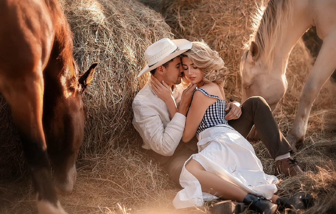 Фото обои девушка, лошади, объятия, сено, мужчина, влюбленные, Irina Nedyalkova