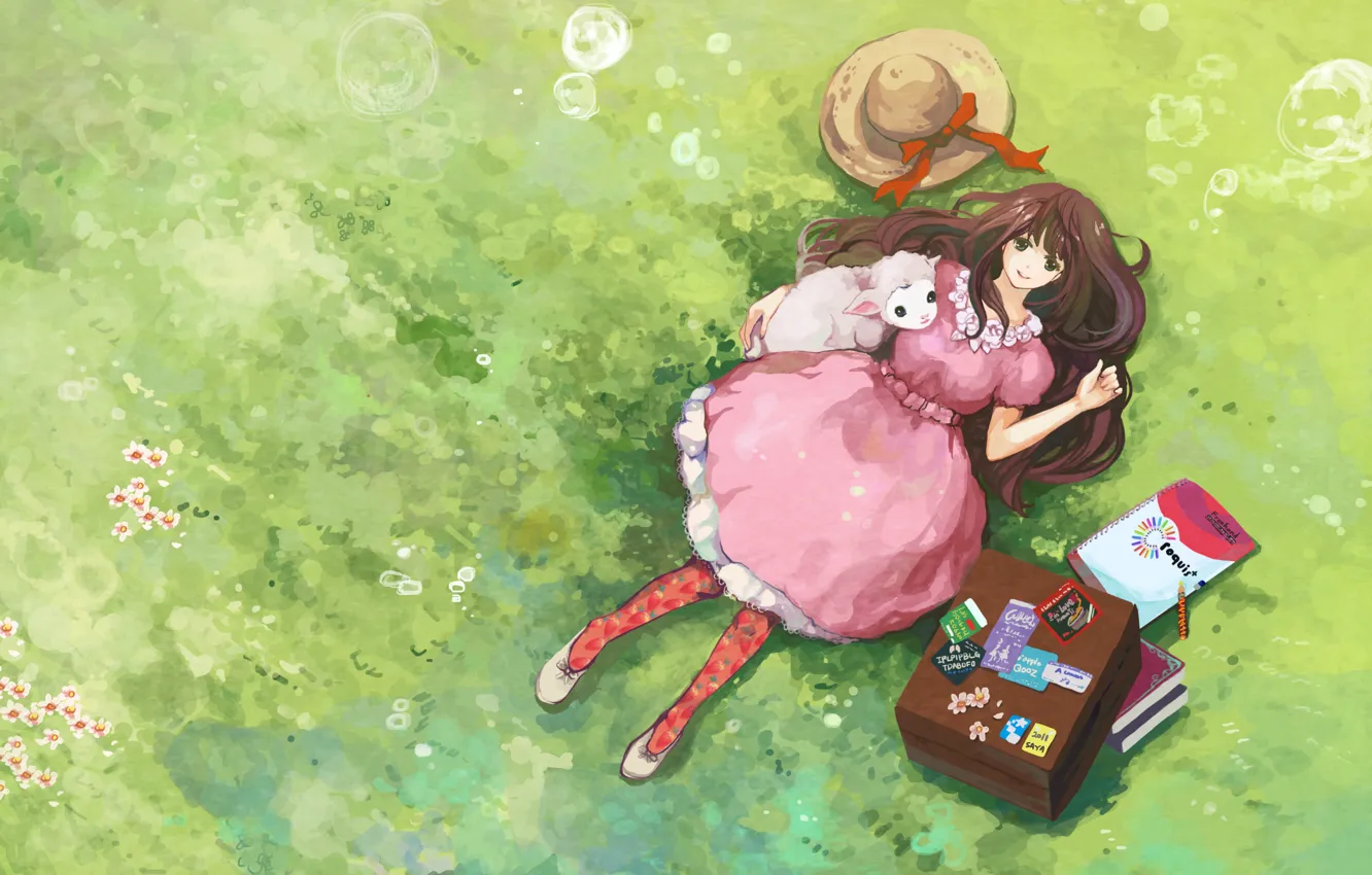 Фото обои трава, книги, альбом, Девочка, чемодан, цветочки, овечка, соломенная шляпа