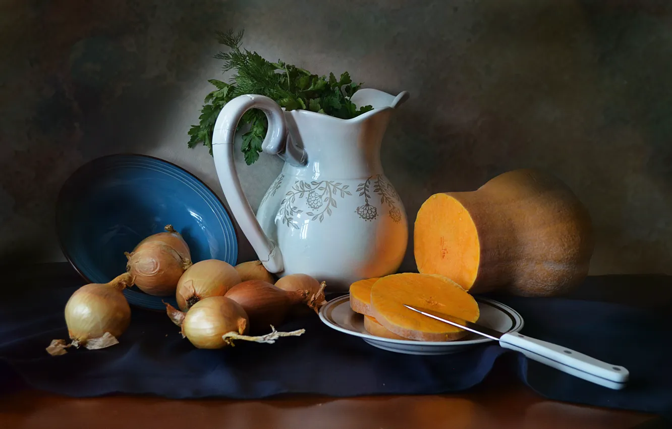 Фото обои стол, лук, тарелка, нож, посуда, тыква, натюрморт, овощи