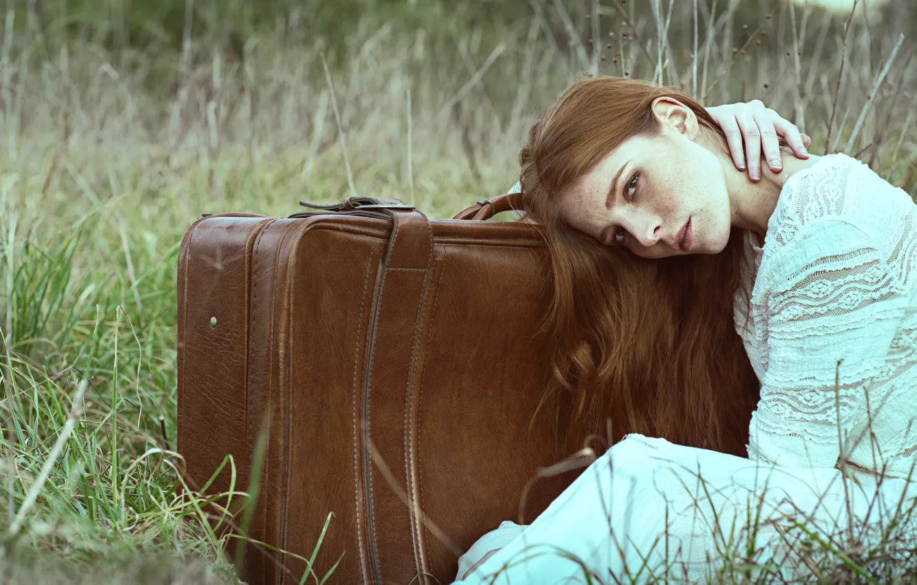Фото обои трава, девушка, чемодан