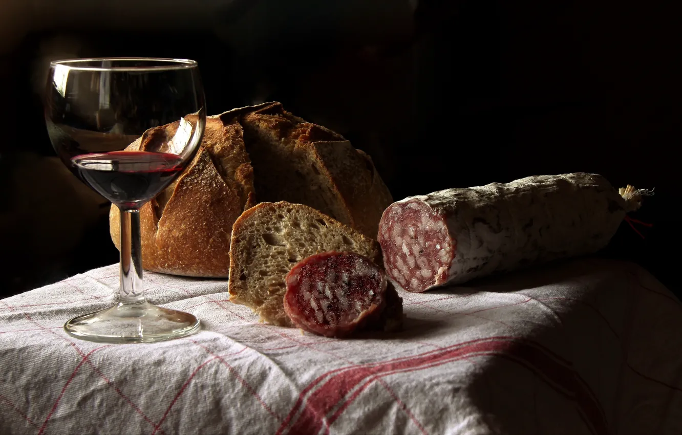 Фото обои вино, бокал, хлеб, колбаса