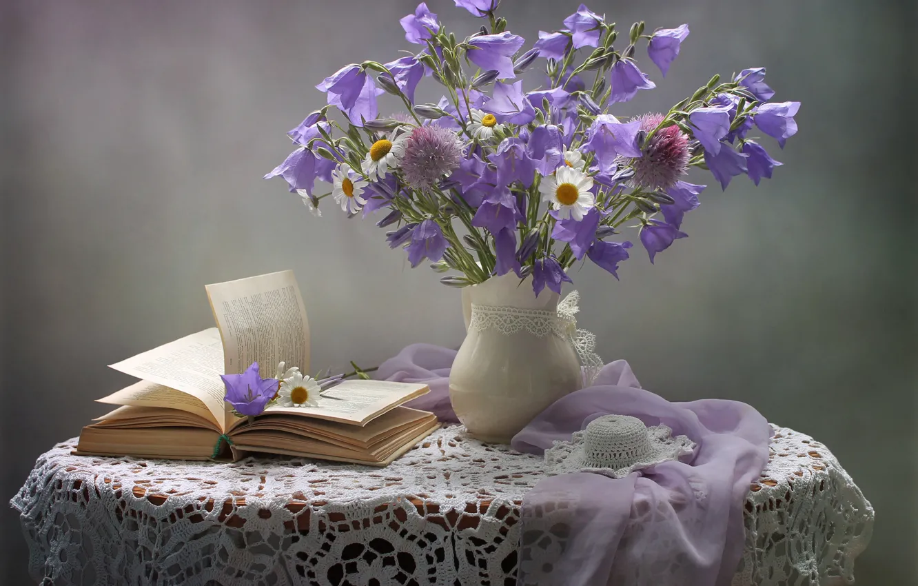 Фото обои цветы, ромашки, шарф, книга, шляпка, кувшин, натюрморт, колокольчики