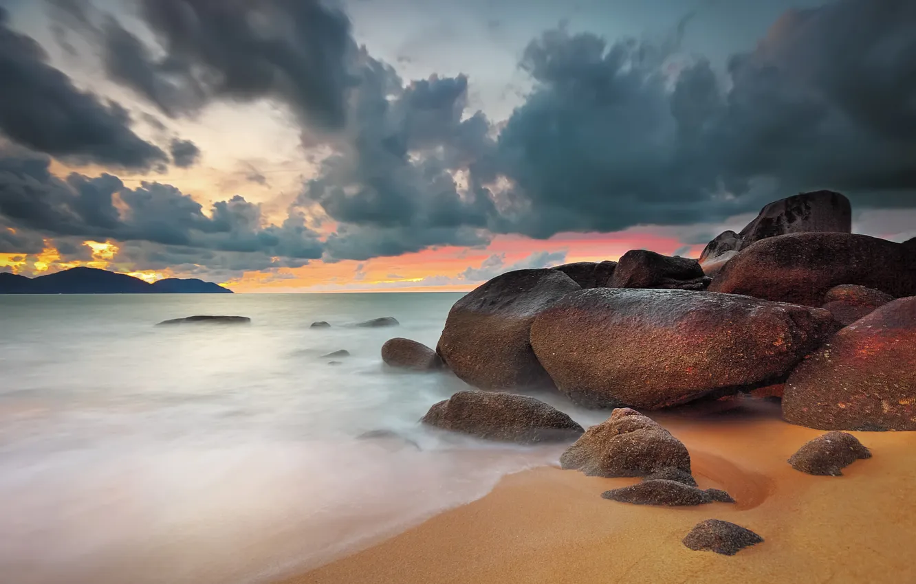 Фото обои море, небо, закат, тучи, камни, скалы
