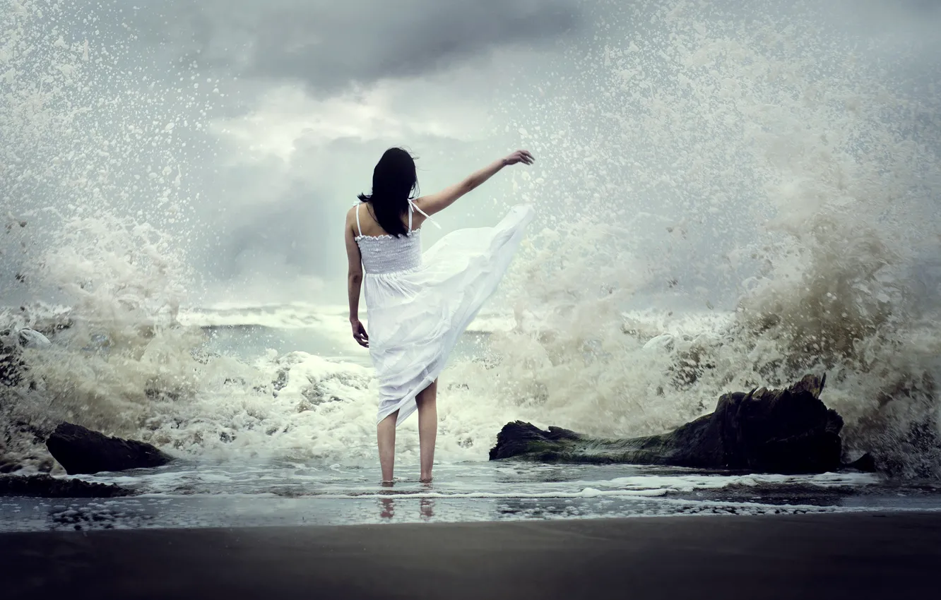 Фото обои море, волны, девушка, брызги, настроение, платье