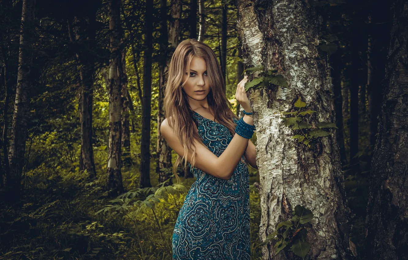 Фото обои взгляд, девушка, природа, дерево, макияж, платье, блондинка, губы