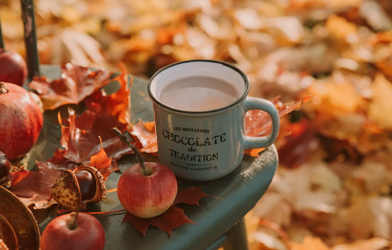 Фото обои осень, листья, яблоко, кружка, чашка, напиток, каштан, какао
