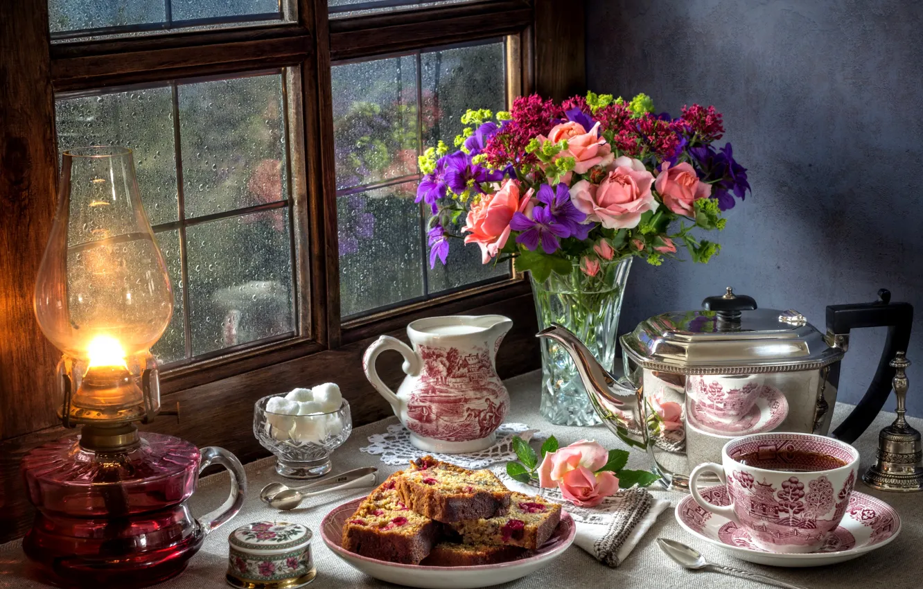Фото обои дождь, чай, лампа, розы, букет, окно, пирог, сахар