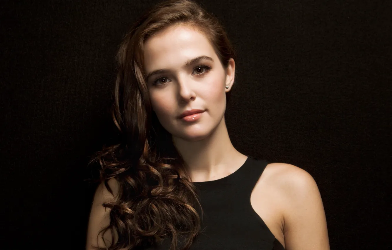 Фото обои портрет, макияж, актриса, прическа, шатенка, черный фон, Zoey Deutch, Зои Дойч