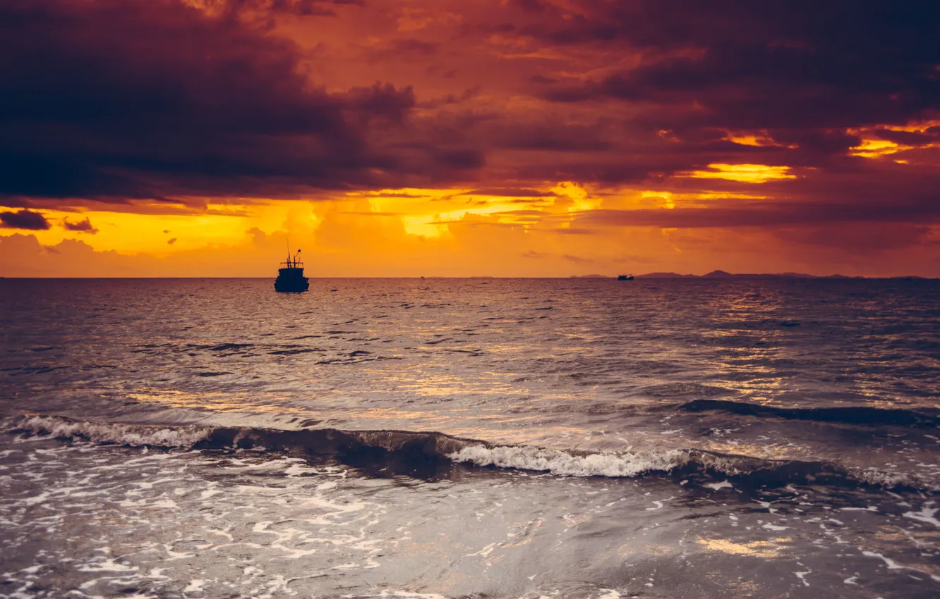 Фото обои море, волны, облака, закат, остров, лодки, горизонт, оранжевое небо