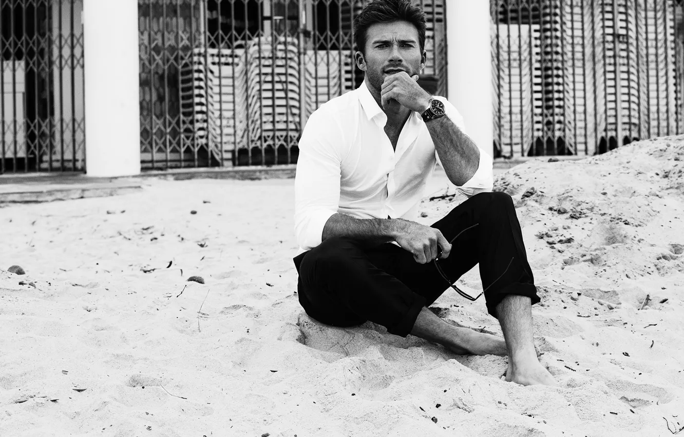 Фото обои песок, пляж, актер, черно-белое, Scott Eastwood