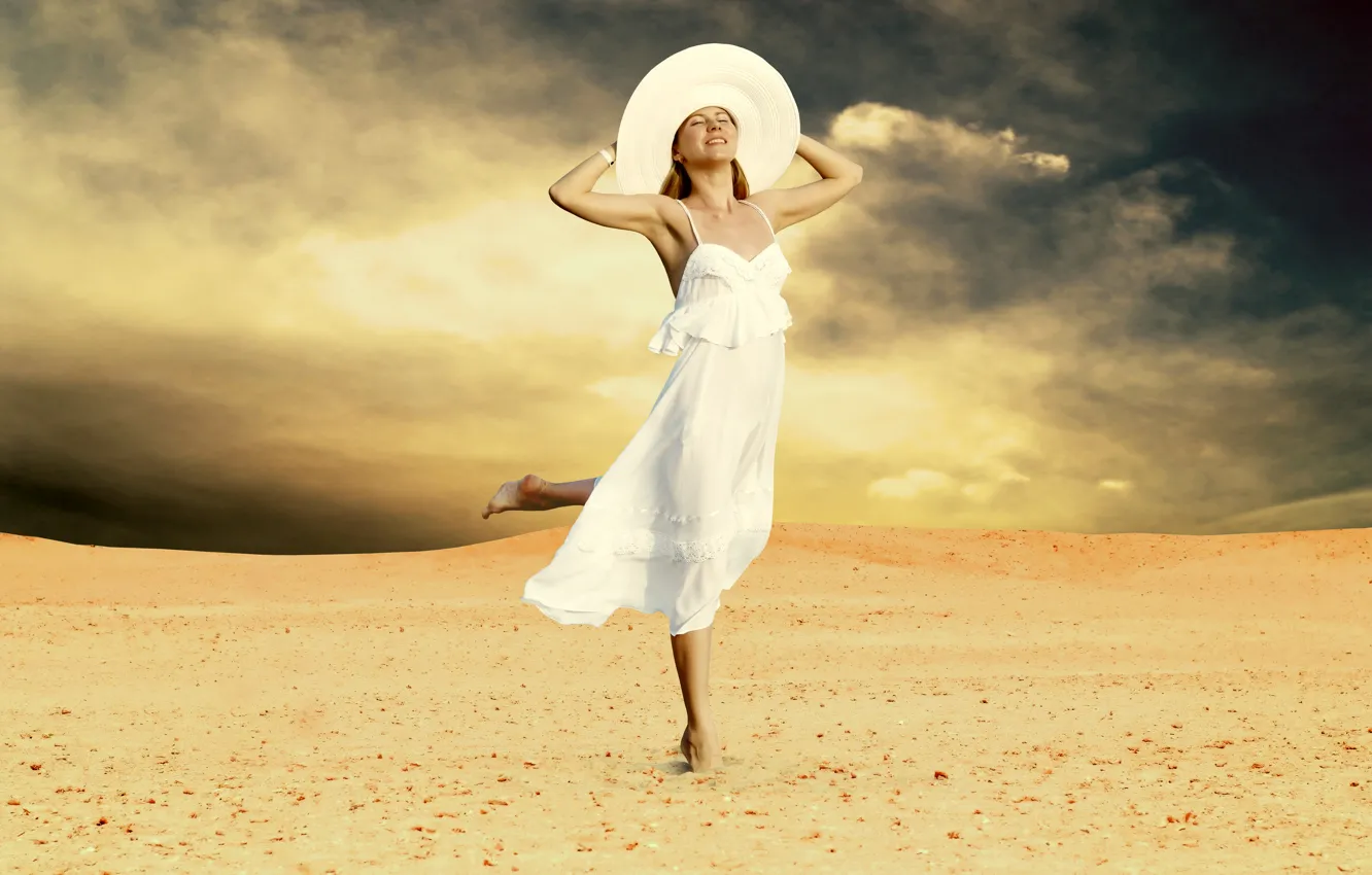 Фото обои песок, девушка, радость, тучи, босиком, платье, блондинка, шляпка