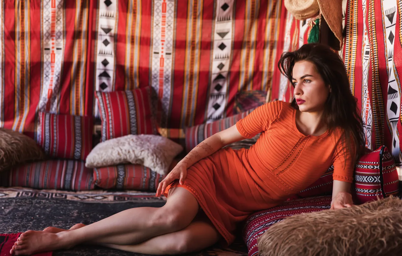 Фото обои лицо, волосы, платье, лежит, ножки