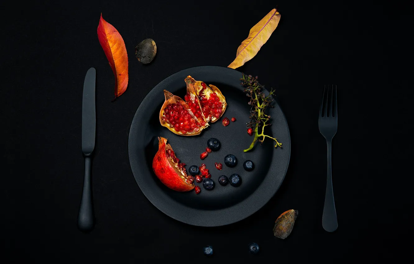 Фото обои ягоды, стол, листва, тарелка, нож, вилка, гранат