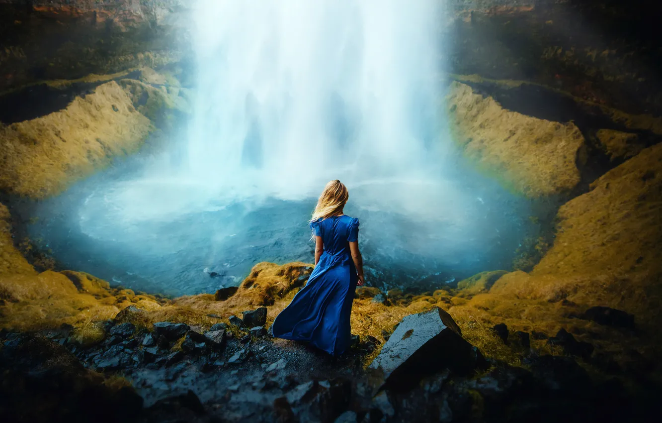 Фото обои девушка, ветер, волосы, спина, водопад, платье