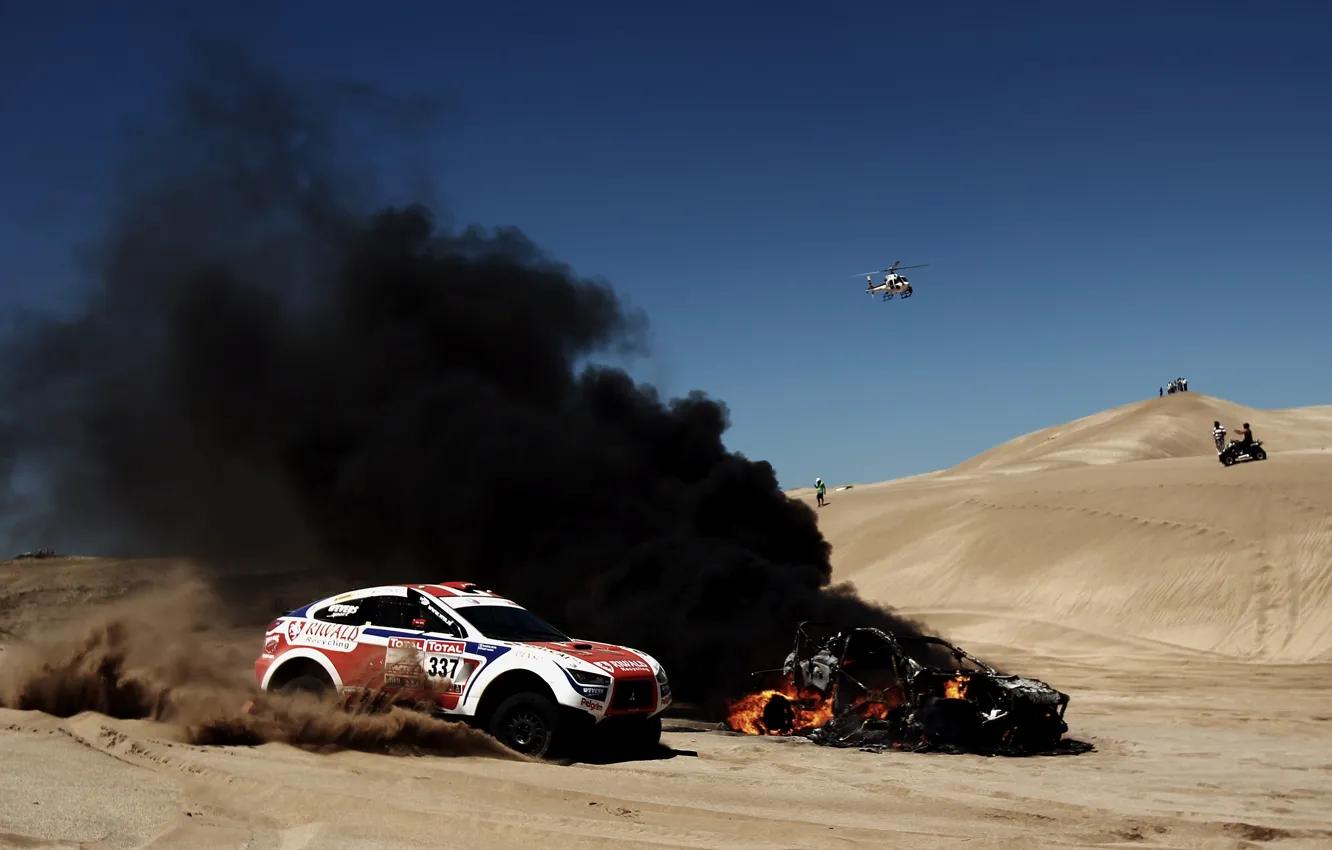 Фото обои Песок, Авто, Дым, Огонь, Спорт, Пустыня, Машина, Вертолет