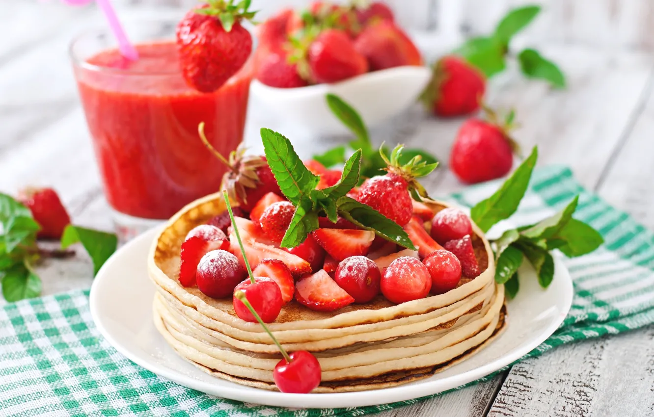 Фото обои ягоды, клубника, тарелка, блины, черешня, смузи