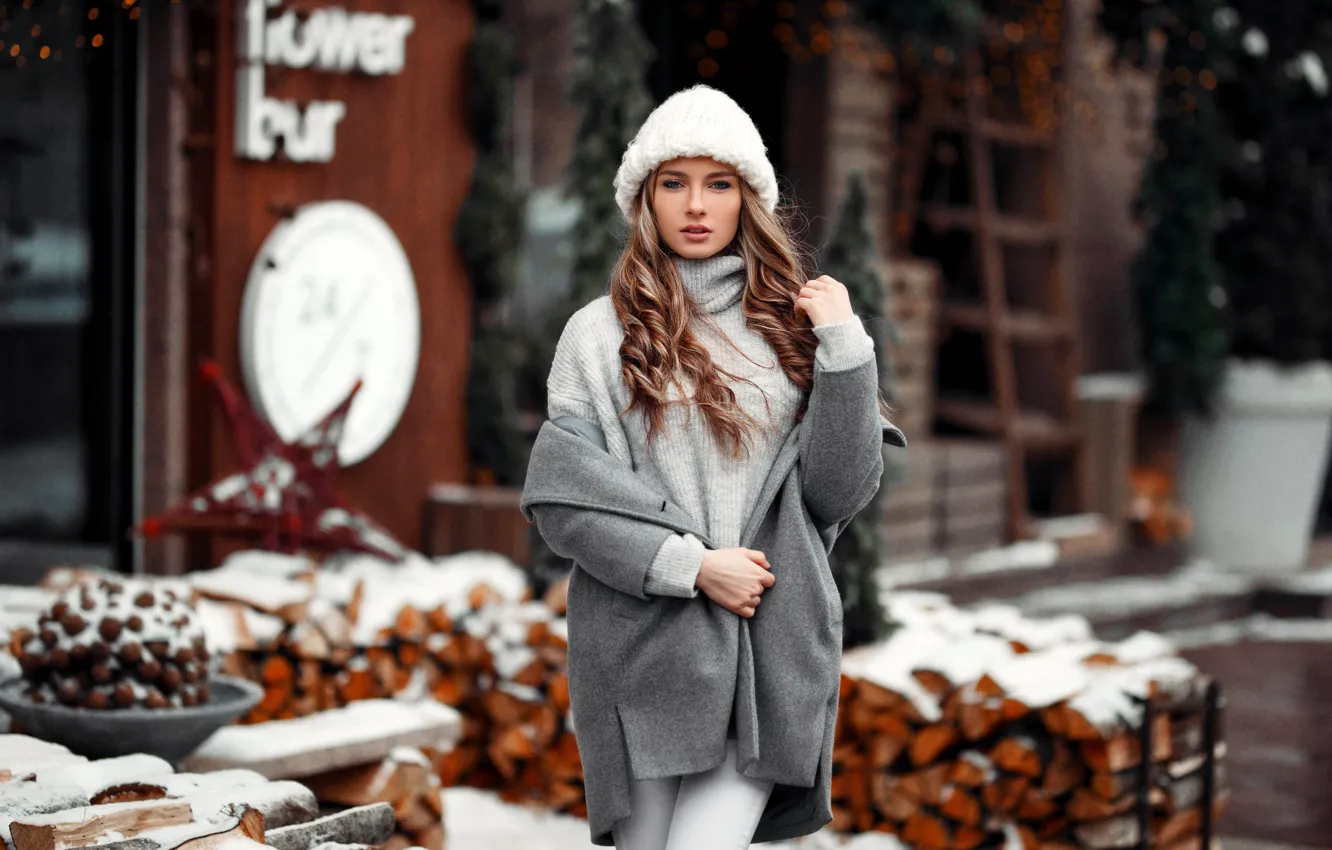 Фото обои зима, девушка, снег, поза, шапка, волосы, дрова, Александр Буй