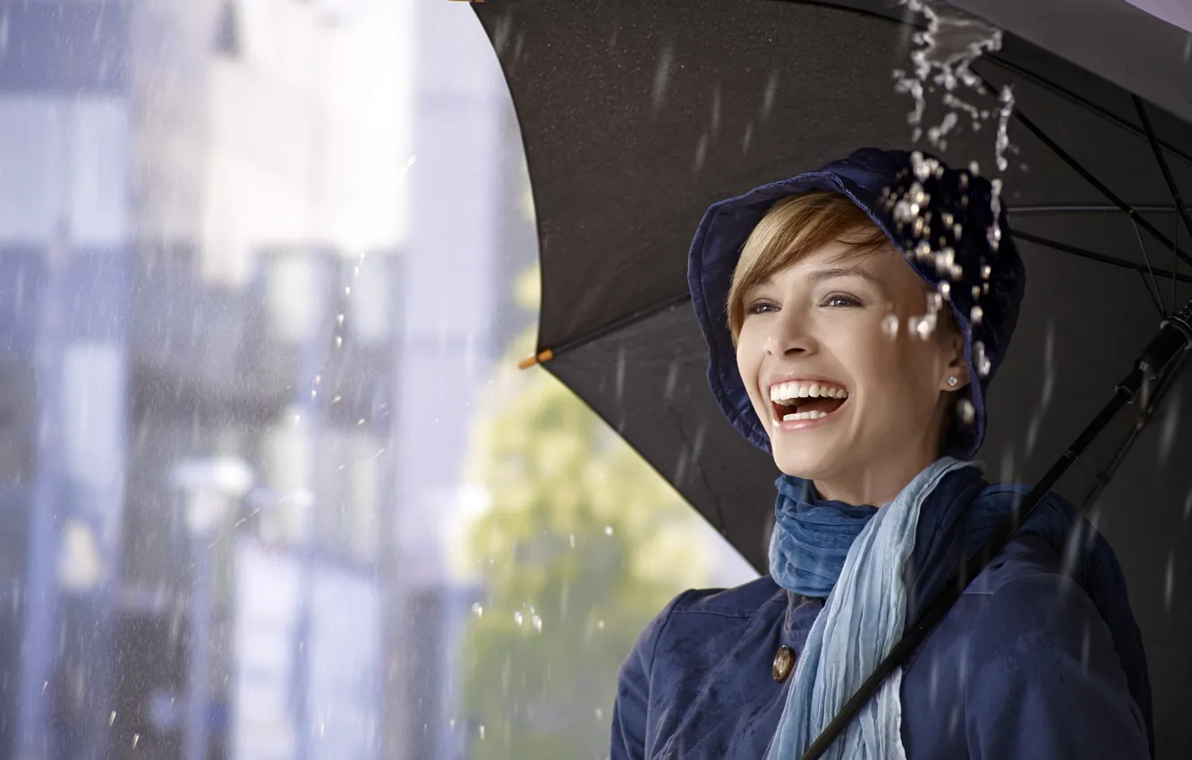 Фото обои девушка, капли, радость, брызги, улыбка, дождь, настроение, шляпа