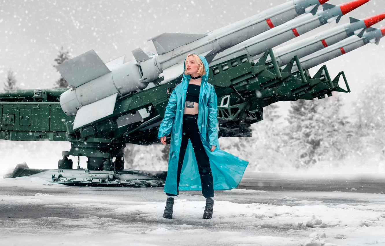 Фото обои девушка, снег, ракеты, тату, плащ, ракетная установка