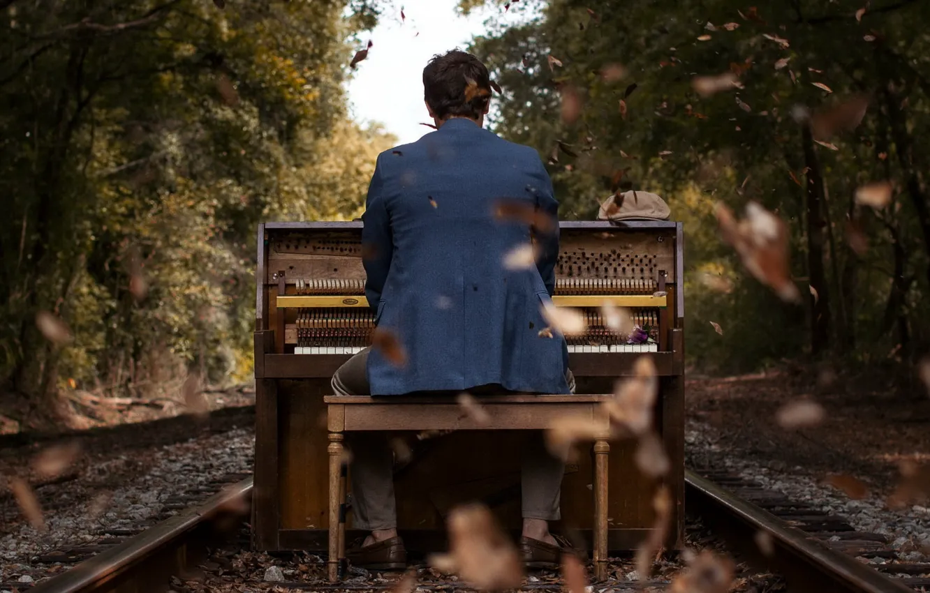 Фото обои листья, музыка, человек, железная дорога, пианино