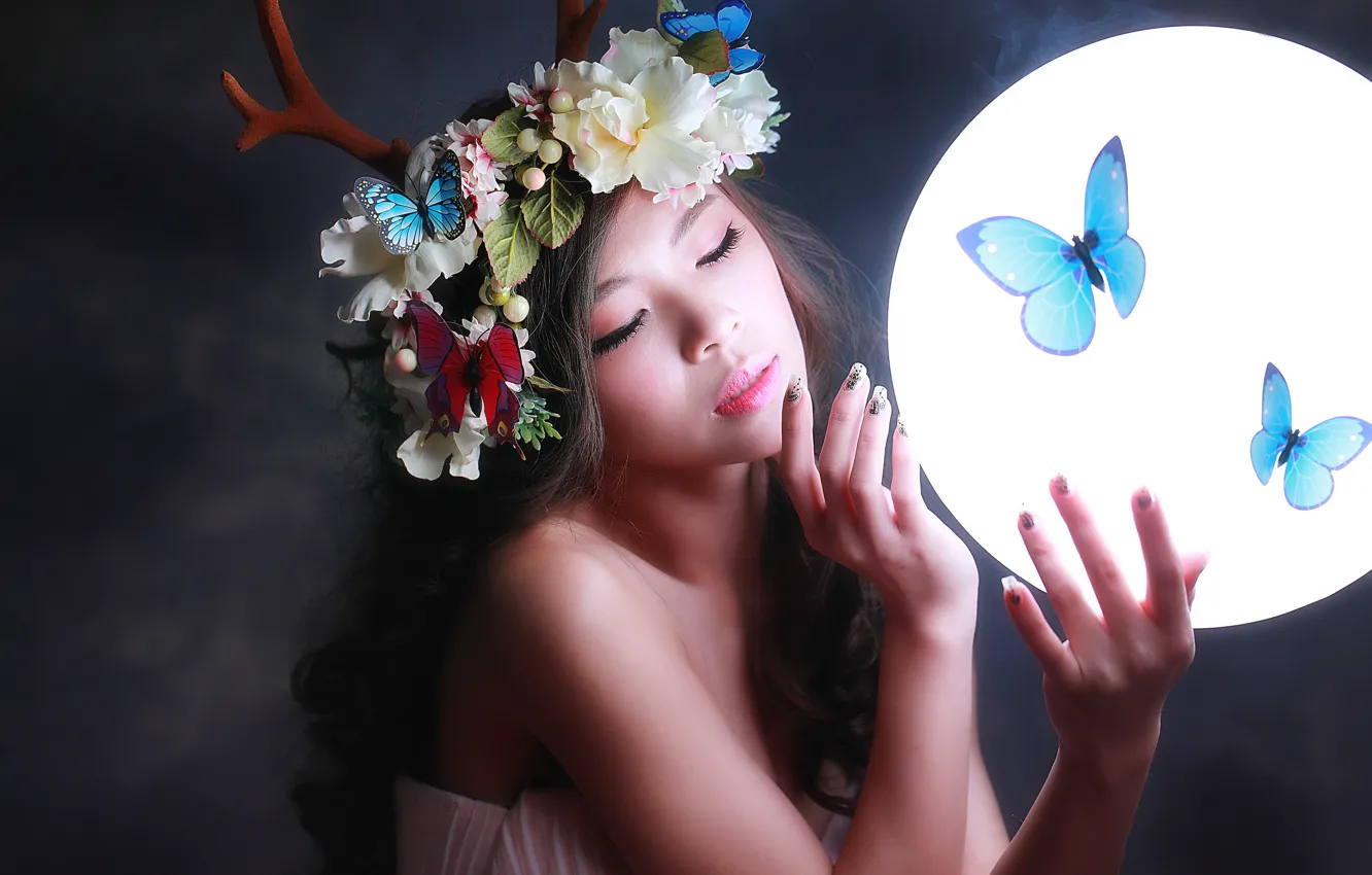 Фото обои девушка, свет, бабочки, цветы, лицо, фон, волосы, круг