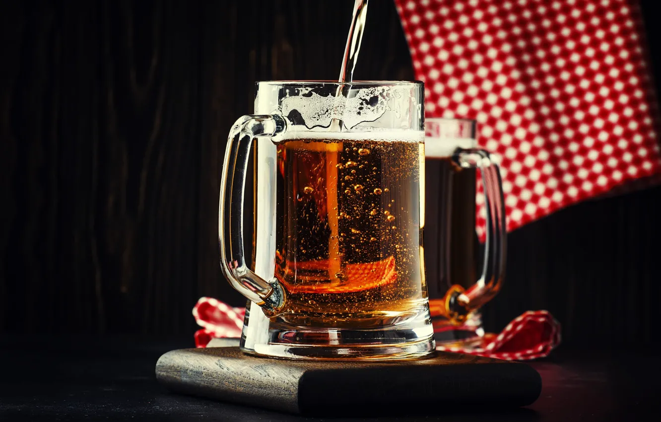 Фото обои стекло, свет, пиво, полотенце, кружка, струя, подставка, алкогольный напиток