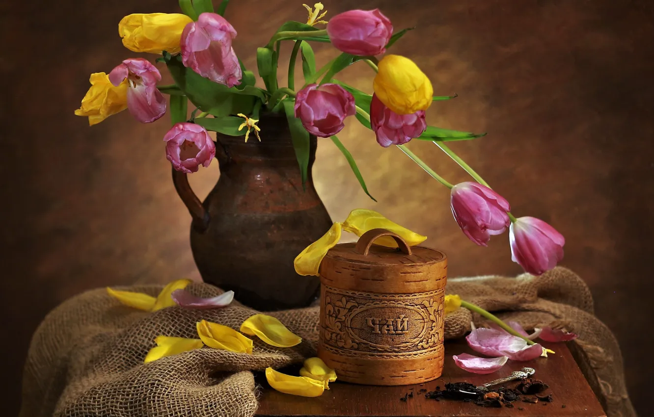 Фото обои цветы, чай, лепестки, ложка, тюльпаны, ткань, кувшин, натюрморт