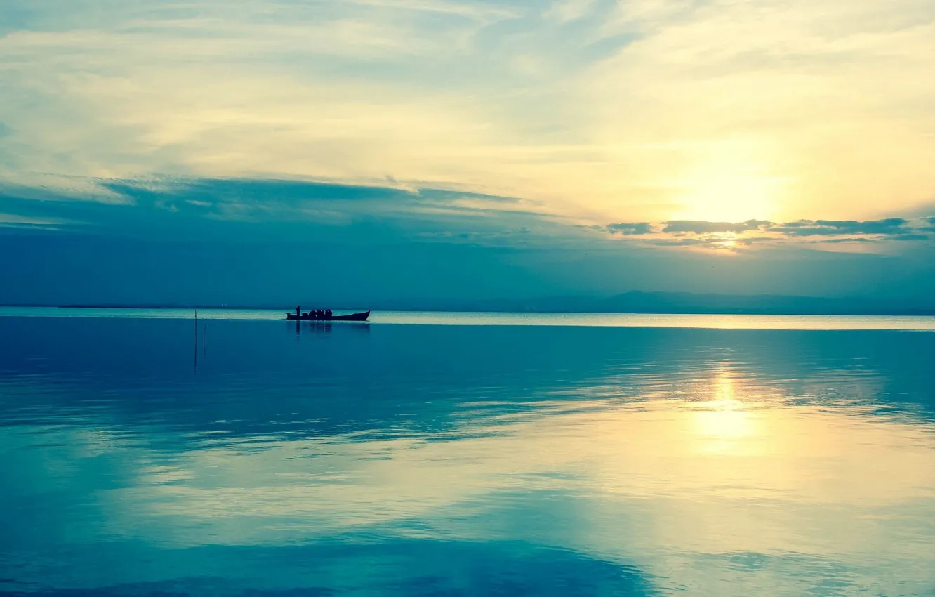 Фото обои вода, солнце, река, восход, лодка