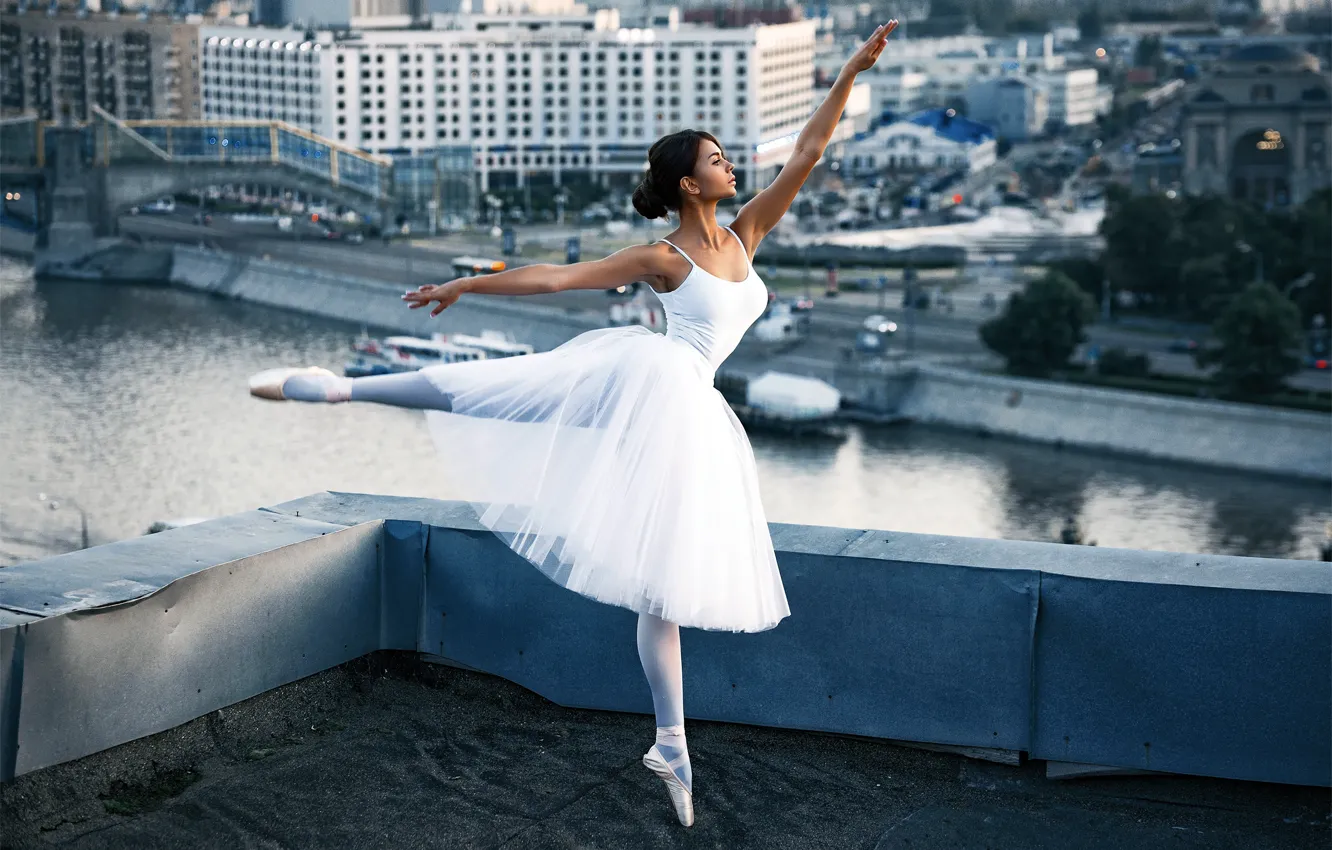 Фото обои девушка, город, поза, река, танец, балерина, на крыше, Сергей Прозвицкий