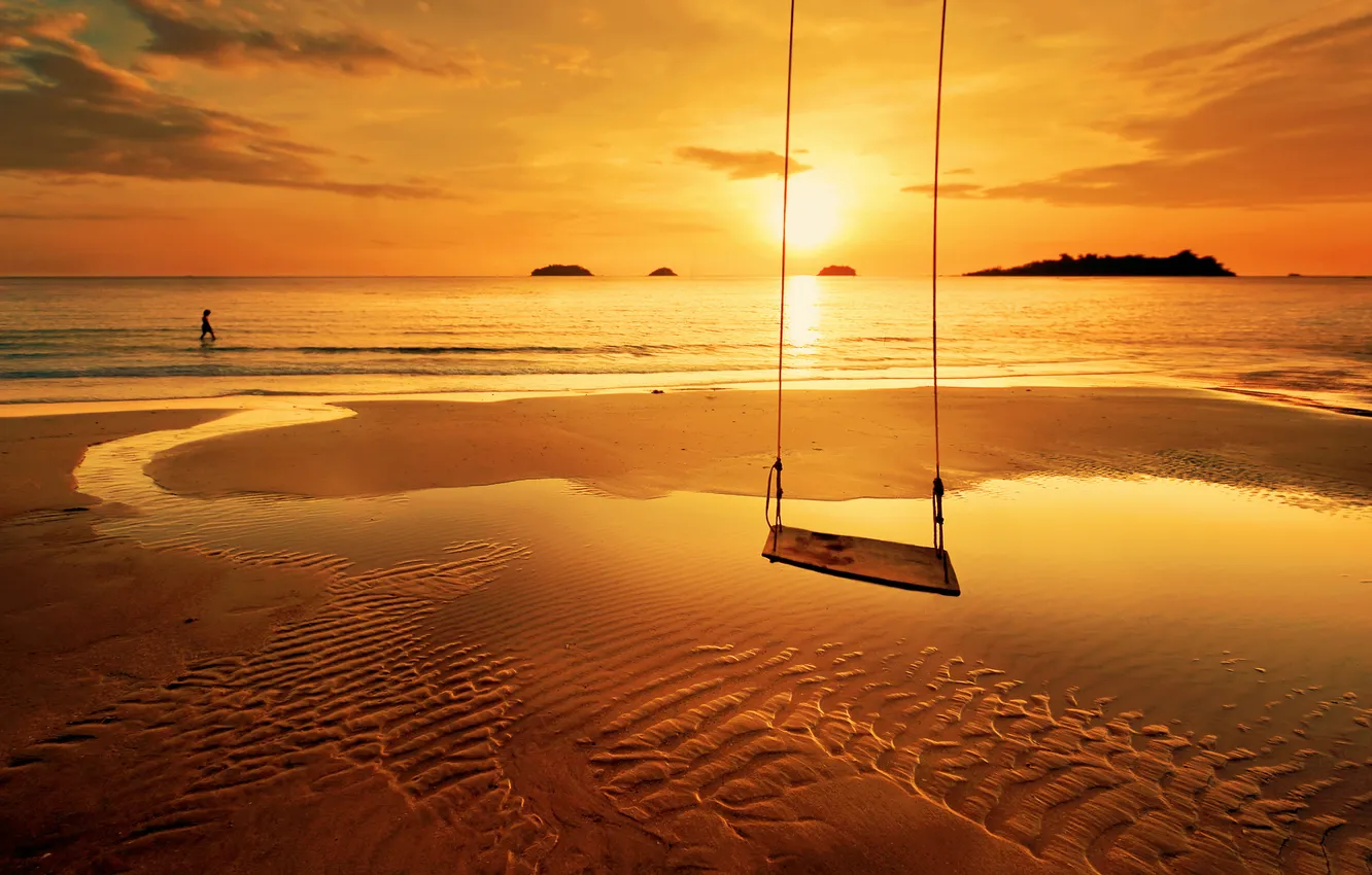 Фото обои песок, море, закат, отражение, качели, ребёнок