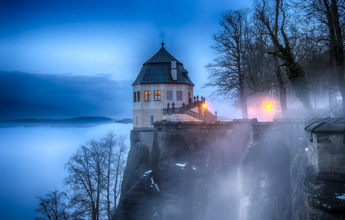 Фото обои деревья, огни, туман, скала, Швейцария, фонари, крепость, Königstein