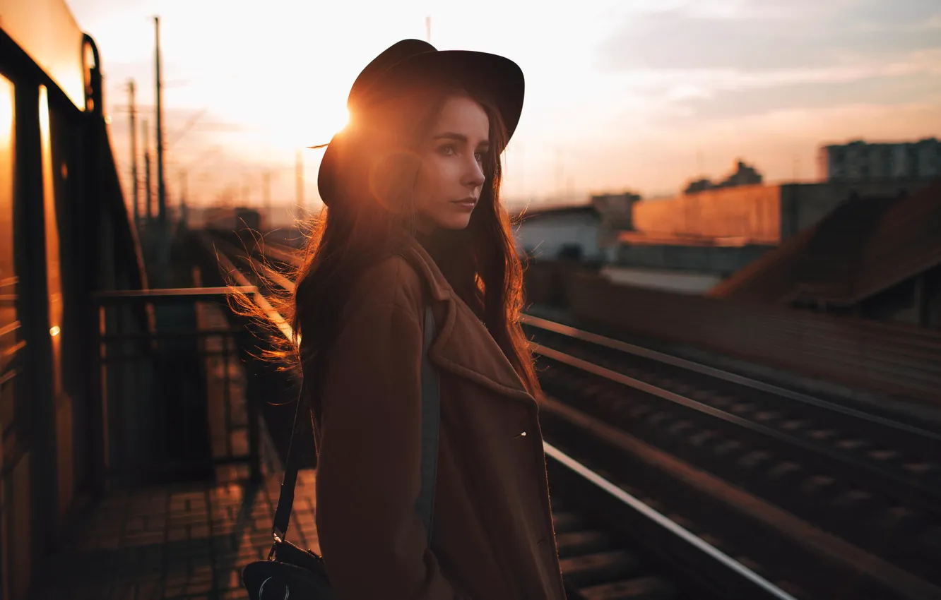 Фото обои солнце, вокзал, портрет, шляпа