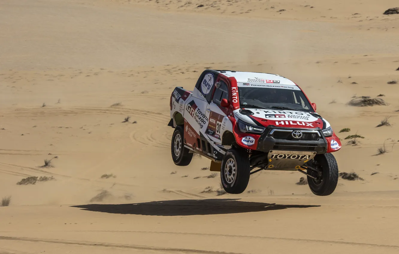 Фото обои прыжок, Toyota, пикап, Hilux, 2020, Rally Dakar, 2021, Gazoo Racing