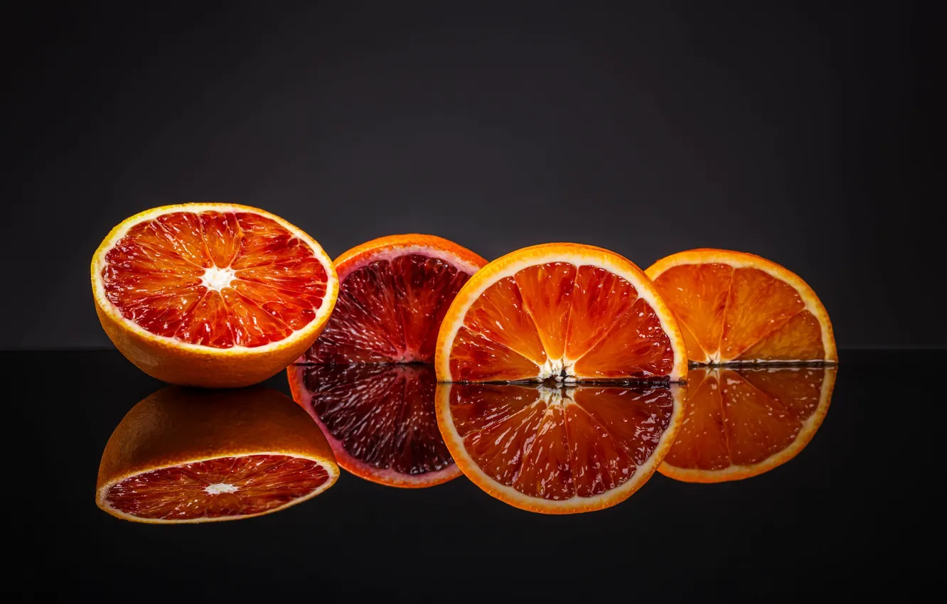 Фото обои отражение, апельсины, черный фон, грейпфрут, дольки, цитрусовые