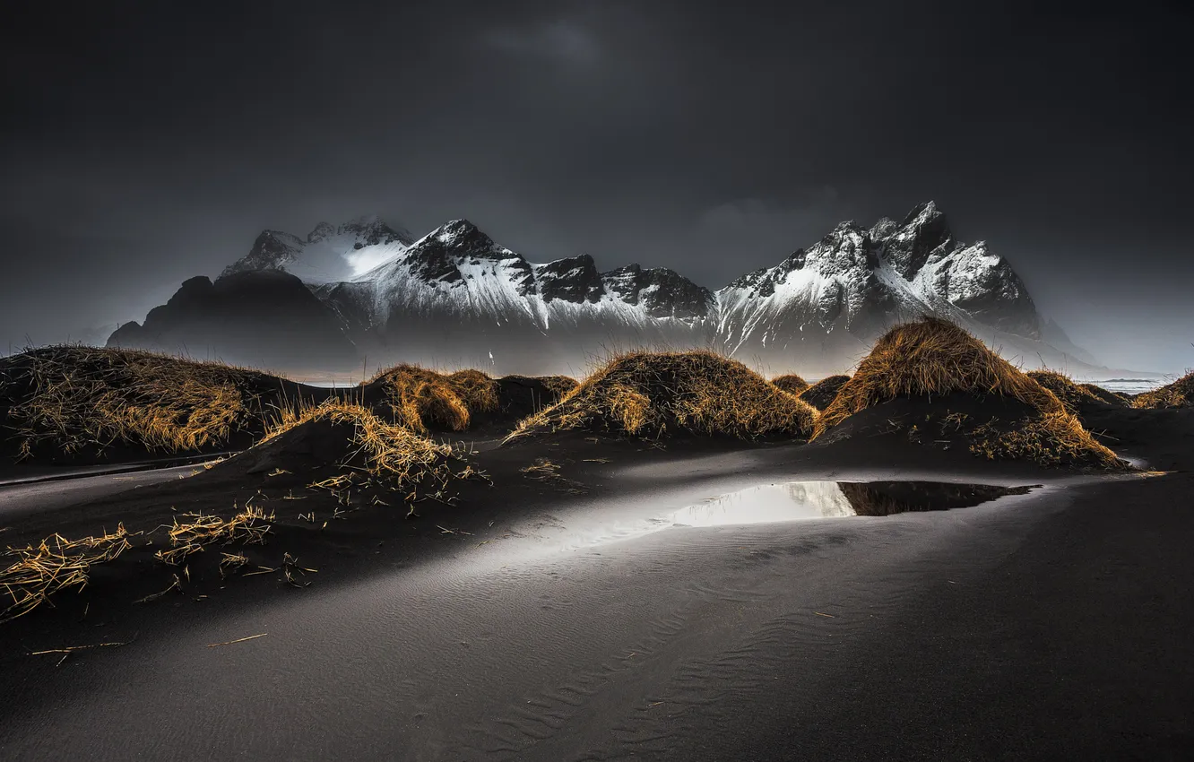 Фото обои трава, горы, Исландия, Vestrahorn, Stockksness, чёрный песок, темные тучи