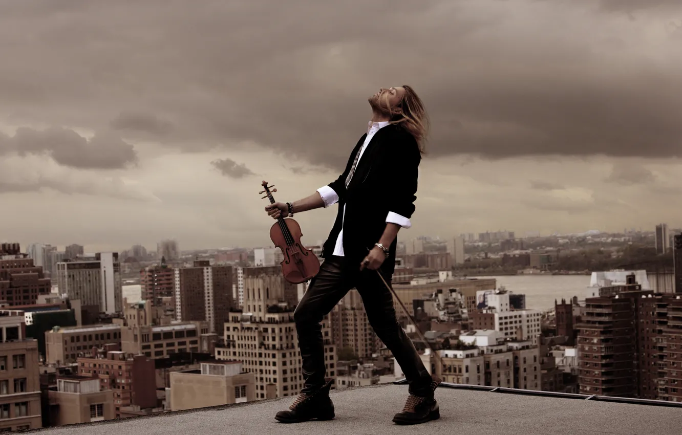 Фото обои крыша, ветер, скрипка, волосы, здания, костюм, музыкант, скрипач