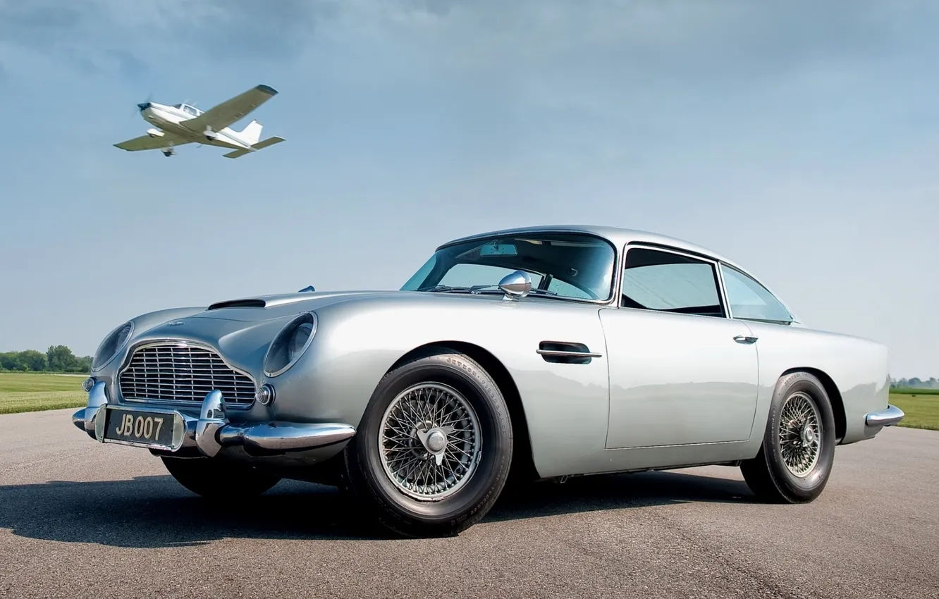 Фото обои небо, Aston Martin, купе, самолёт, классика, Джеймс Бонд, передок, Астон Мартин