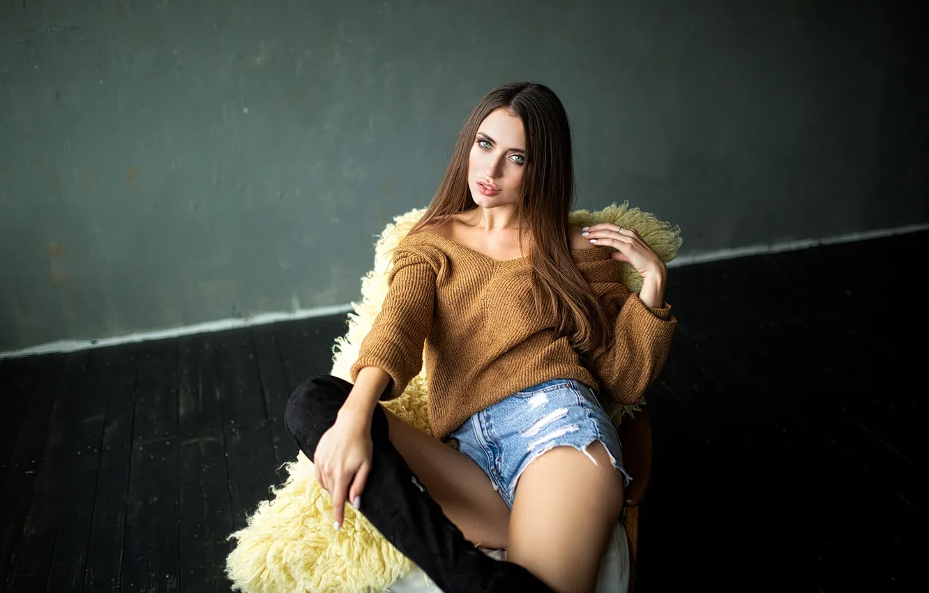 Фото обои девушка, green eyes, long hair, model, chair, brunette, sitting, sweater