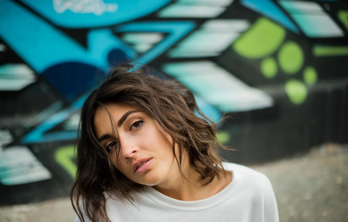 Фото обои Girl, Brunette, Graffiti, Beauty, Eyes, Sight