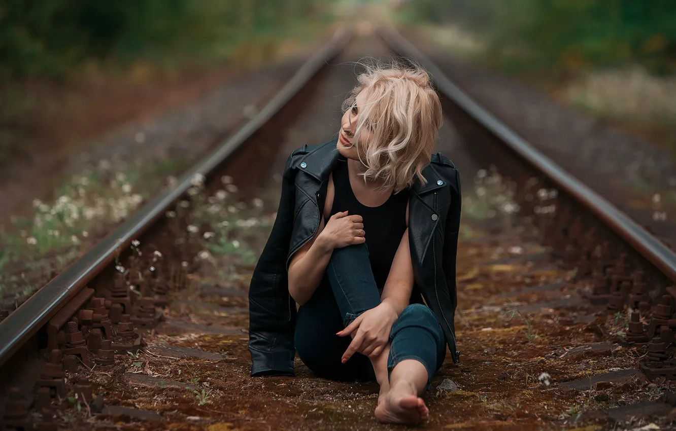 Фото обои взгляд, девушка, поза, фото, куртка, железная дорога, Liutauras Paskevicius