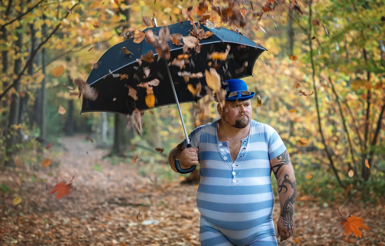Фото обои осень, листья, зонт, тату, мужчина, листопад, толстяк, трико