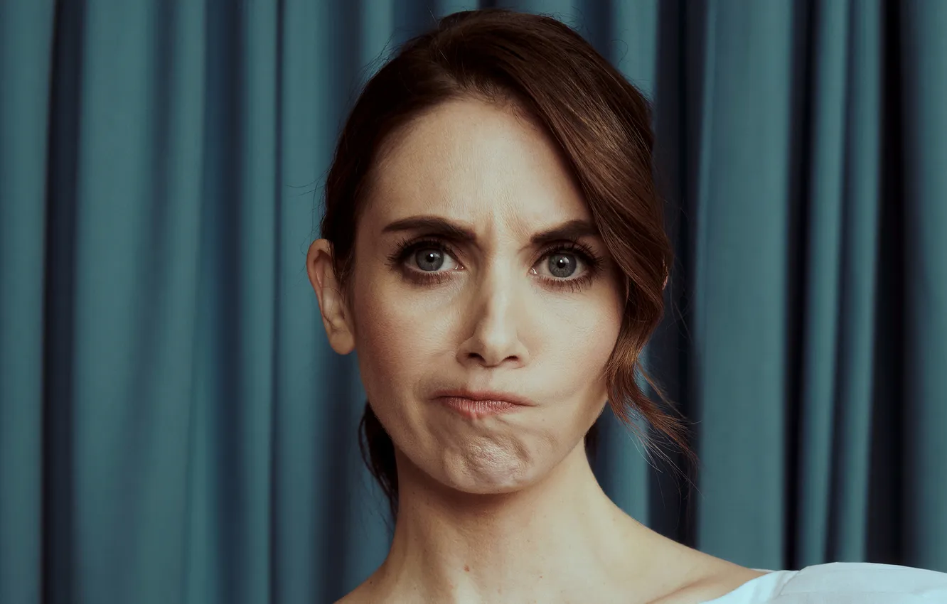 Фото обои взгляд, фон, портрет, актриса, шатенка, гримаса, Alison Brie, Элисон Бри