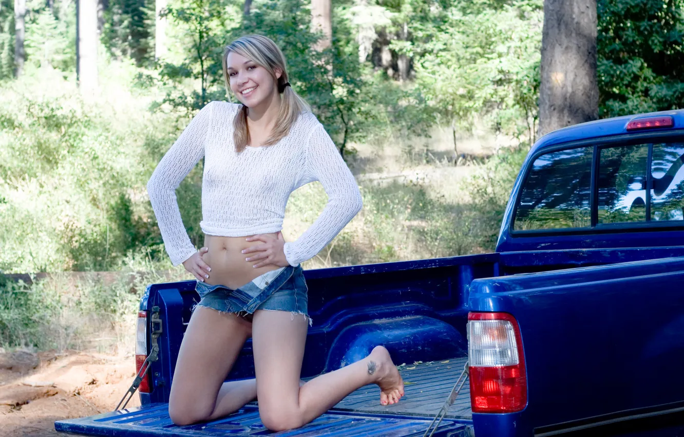 Фото обои car, girl, shorts, young, beautiful, model, jeans, cute