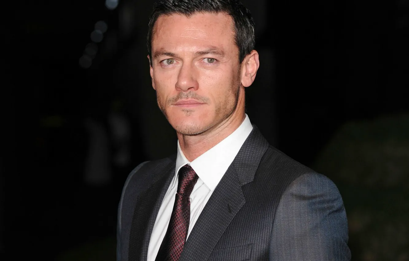 Фото обои взгляд, костюм, мужчина, люк эванс, luke evans