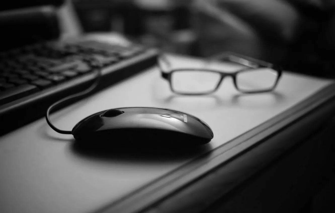 Фото обои стол, мышь, очки, черная, черно-белое, клавиатура, компьютерная