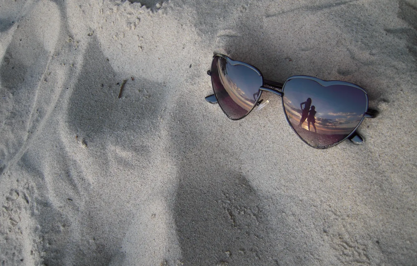 Фото обои песок, море, очки
