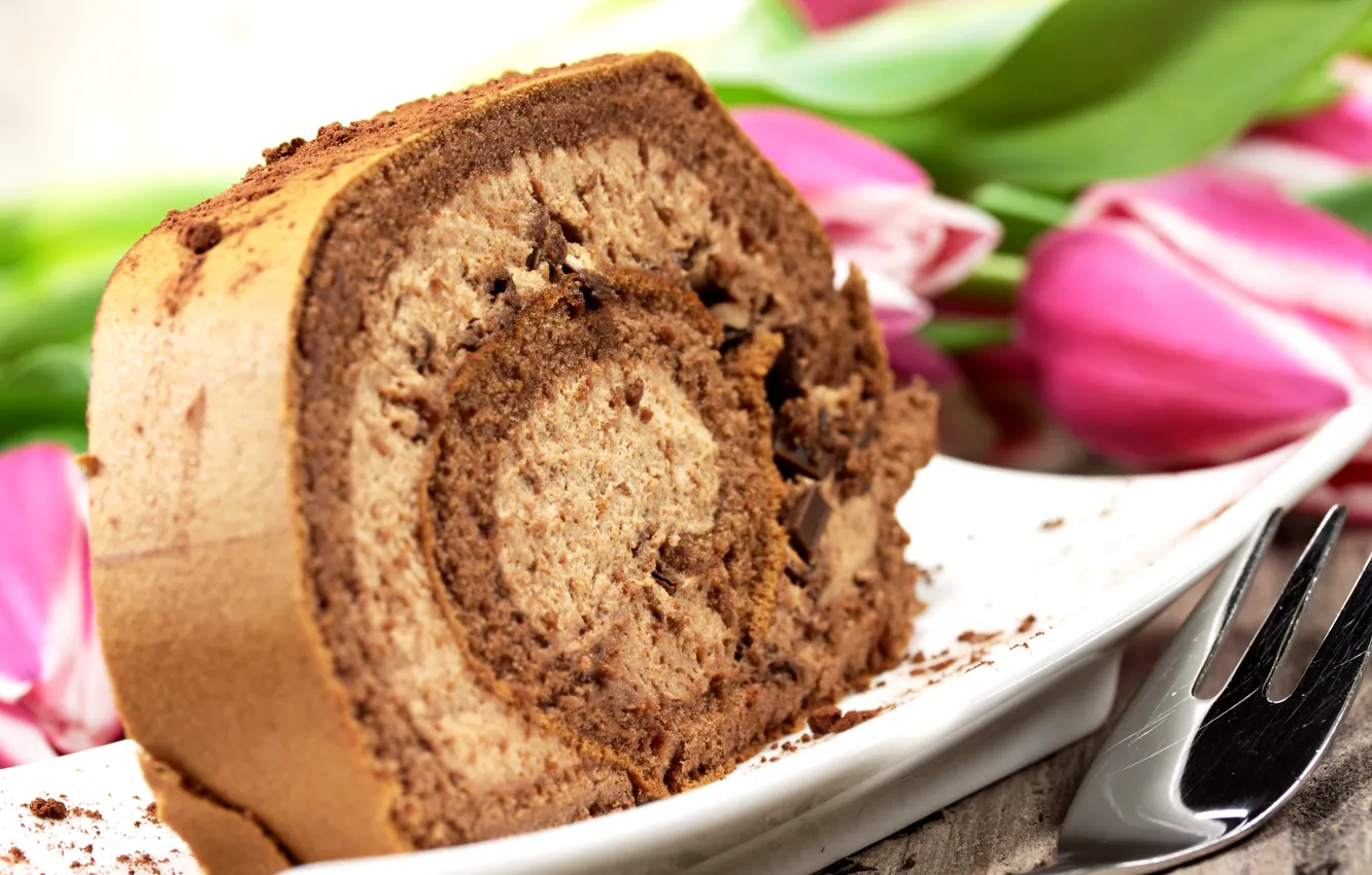 Фото обои цветы, шоколад, тарелка, тюльпаны, вилка, крем, десерт, сладкое